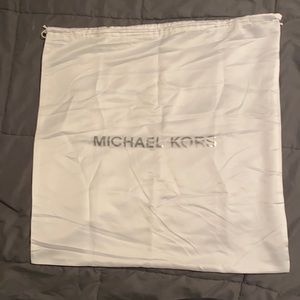 Brand new. Never Used. No stains. Wrinkly because it’s silk.